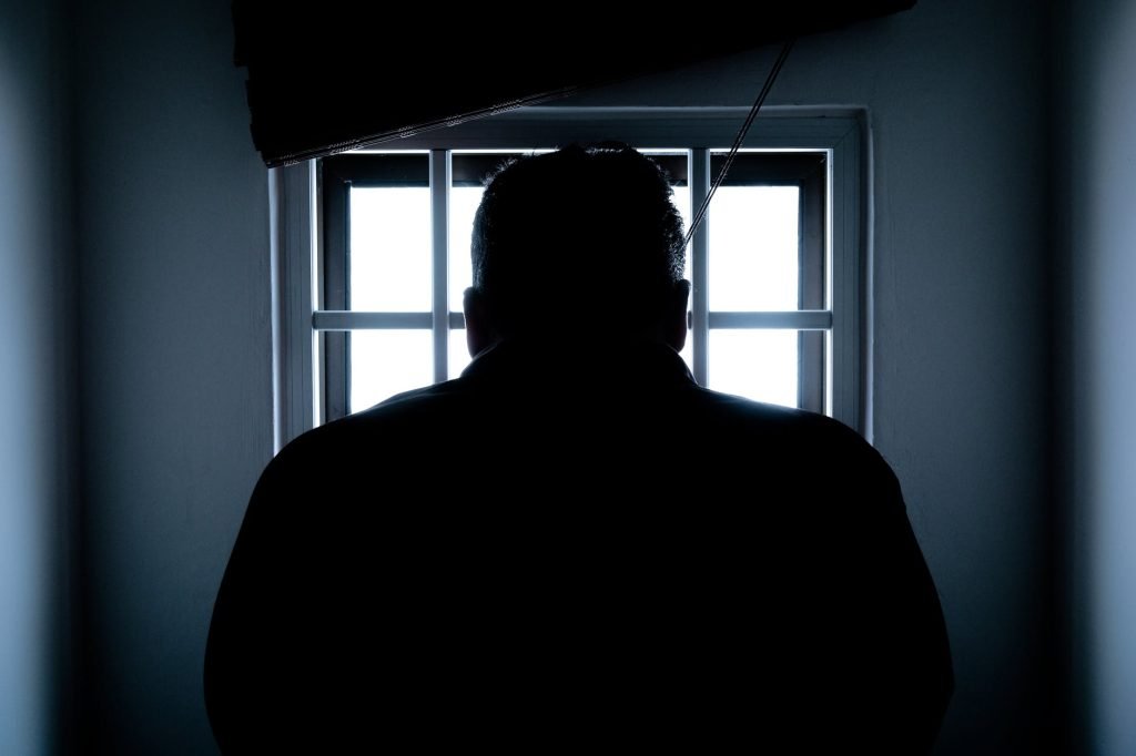Claudiu Hancheș, un bărbat din Cugir, condamnat la peste 29 de ani de închisoare pentru cele mai grave infracțiuni de viol din Alba Iulia în ultimul deceniu Dispoziție judiciară dură: cel mai grav caz de viol din Alba în ultimii 10 ani Instanța Curții de Apel Alba Iulia a pronunțat o sentință extrem de dură împotriva lui Claudiu Hancheș