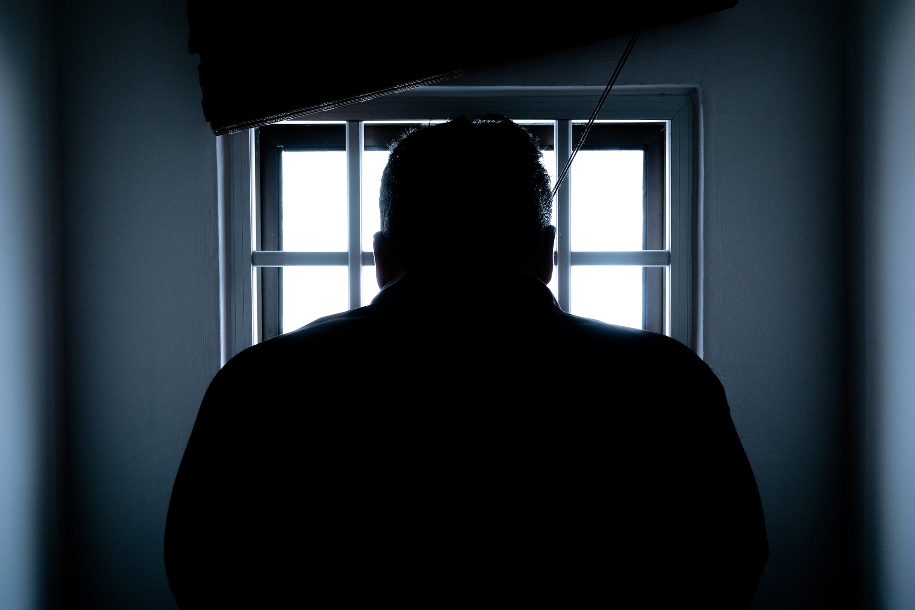 Claudiu Hancheș, un bărbat din Cugir, condamnat la peste 29 de ani de închisoare pentru cele mai grave infracțiuni de viol din Alba Iulia în ultimul deceniu Dispoziție judiciară dură: cel mai grav caz de viol din Alba în ultimii 10 ani Instanța Curții de Apel Alba Iulia a pronunțat o sentință extrem de dură împotriva lui Claudiu Hancheș
