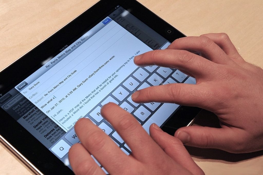 Transformă iPad-ul într-un laptop cu tastatură și trackpad