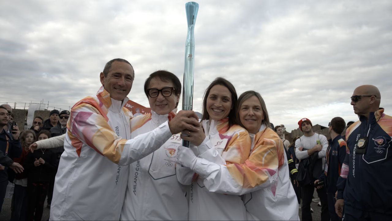 Jackie Chan a strălucit la Pompei! Răspunsul actorului după ce a purtat torța olimpică printre vestigiile istorice.
