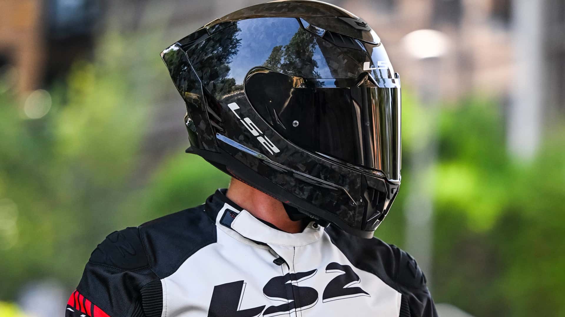 Casca de motociclist, mai mult decât un accesoriu: siguranță, confort și stil la intersecție Pentru cei pasionați de motociclism, alegerea echipamentului de protecție nu este o simplă formalitate, ci o prioritate esențială ce poate face diferența între o experiență plăcută și o situație de urgență gravă