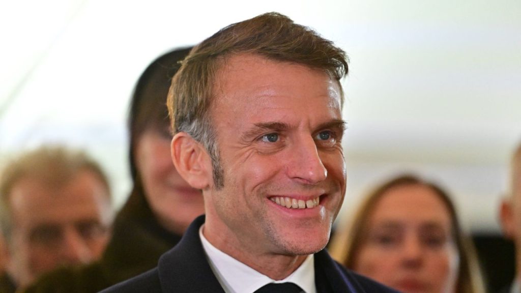 Sportivul Macron, un show de neuitat în Emirate: a renunțat la costum și a uluit spectatorii