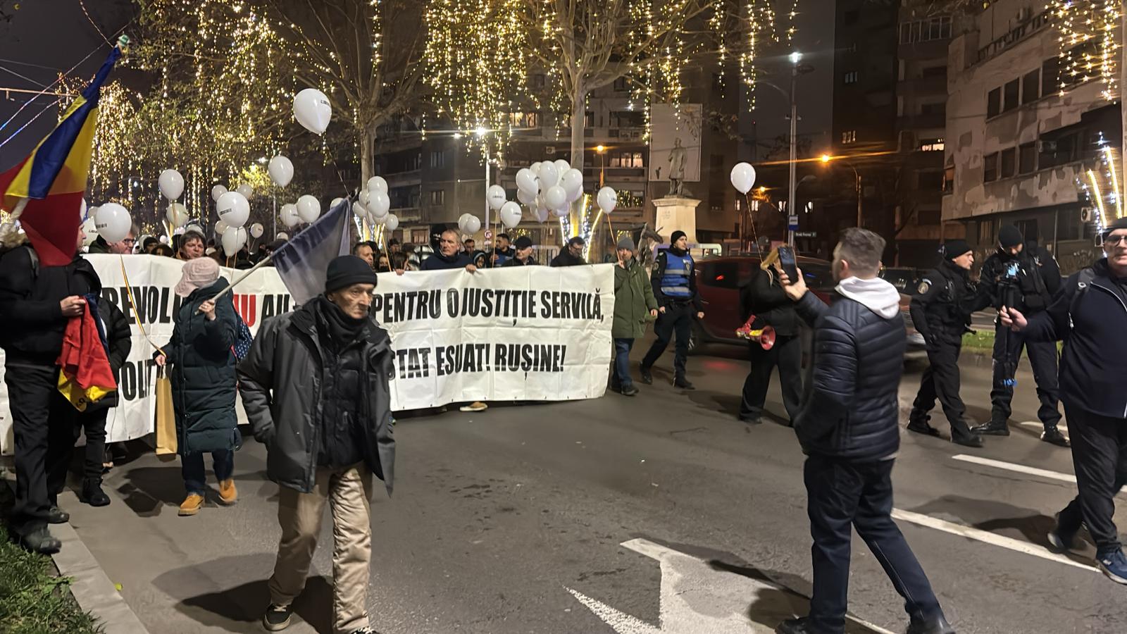 Video: Aproximativ 200 de persoane participă la un marș în București dedicat eroilor, la 36 de ani de la Revoluție, cu mesaje de dreptate și condamnare a comunismului