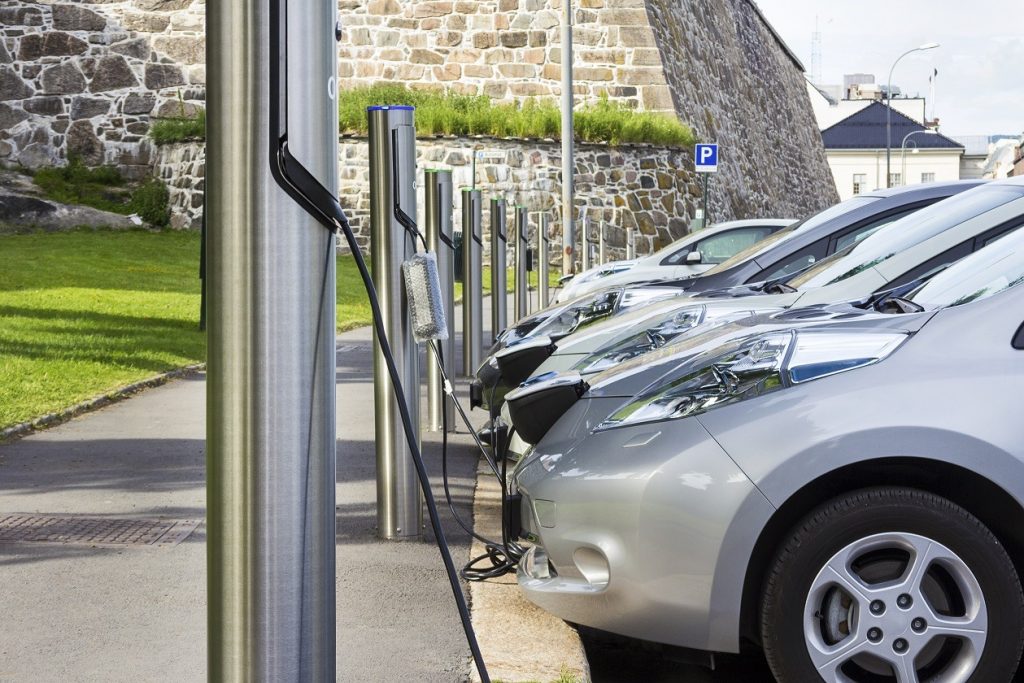Constructorii auto și companiile de închirieri și leasing solicită Uniunii Europene să nu impună ținte obligatorii pentru flotele de mașini electrice ale firmelor