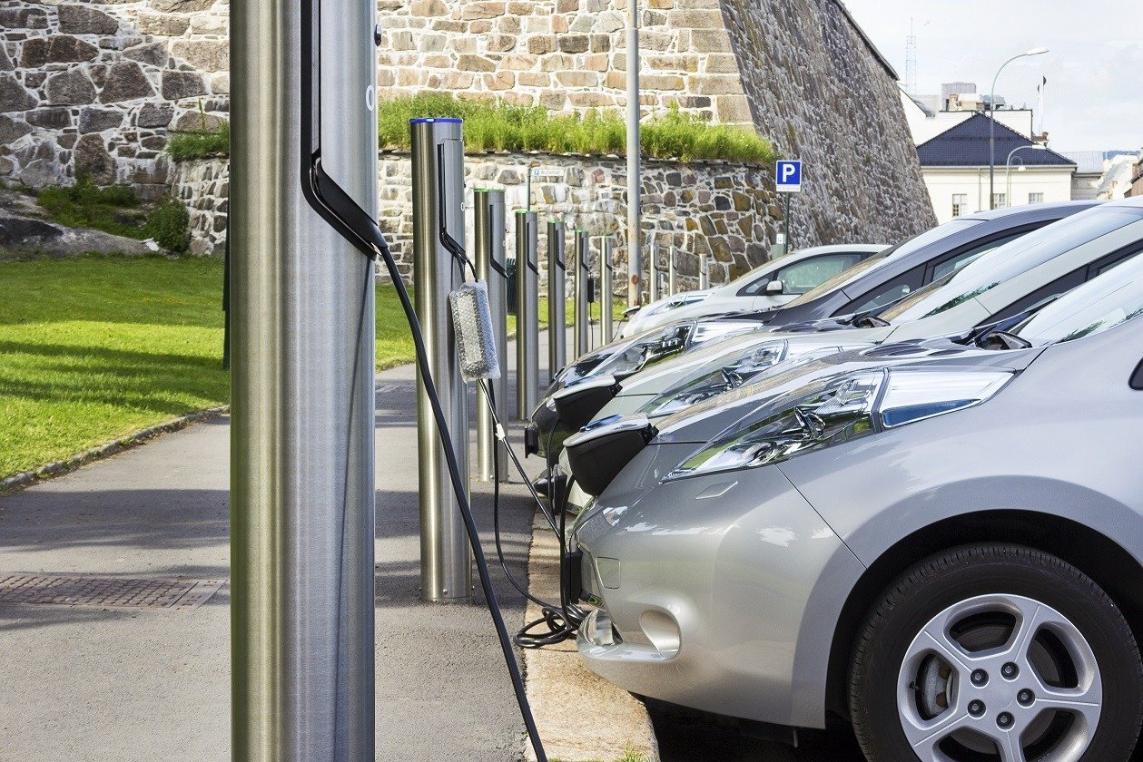 Constructorii auto și companiile de închirieri și leasing solicită Uniunii Europene să nu impună ținte obligatorii pentru flotele de mașini electrice ale firmelor