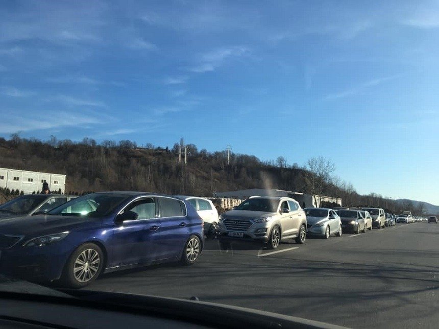 Trafic inten­s pe Valea Prahovei, în pragul Sărbătorilor de Revelion Aglomeratia pe DN1, principalul drum de legătură între Capitală și stațiunile montane de pe Valea Prahovei, a atins cote alarmante în ultimele ore