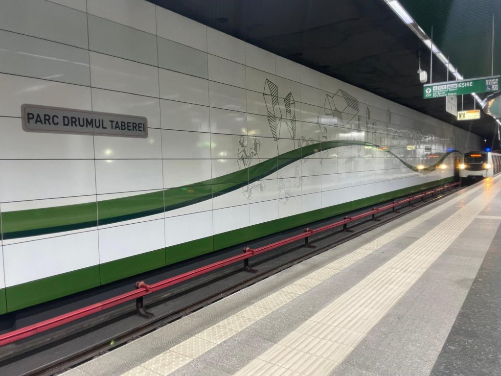 Peste 6,5 milioane de călătorii cu metroul în Drumul Taberei anticipate pentru 2025, în timp ce Magistrala 5 continuă să aștepte trenurile moderne.