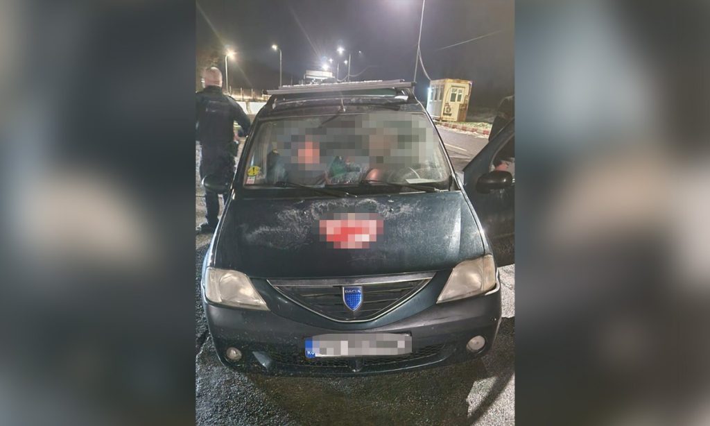 [ad_1] Polițiștii de frontieră din Giurgiu au interceptat, în urma verificării unei mașini, patru persoane de origine afro-asiatică – trei egipteni și un sirian – care nu aveau documente adecvate pentru a intra legal în zona Schengen și au încercat să pătrundă ilegal în România