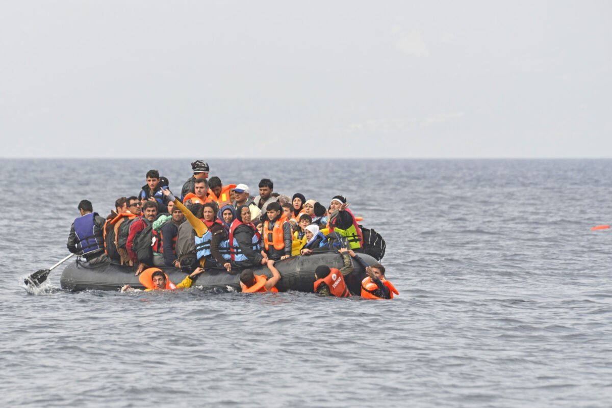 Garda de Coastă din Grecia a intervenit pentru salvarea a 52 de migranți în Marea Egee, fiind în căutarea unui băiat dispărut