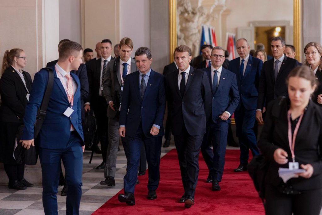 Nicușor Dan a deschis un dialog de apropiere între autorități și comunitatea locală, întâlnindu-se cu diaspora din Paris; președintele Emmanuel Macron se va întâlni cu acesta marți după-amiază