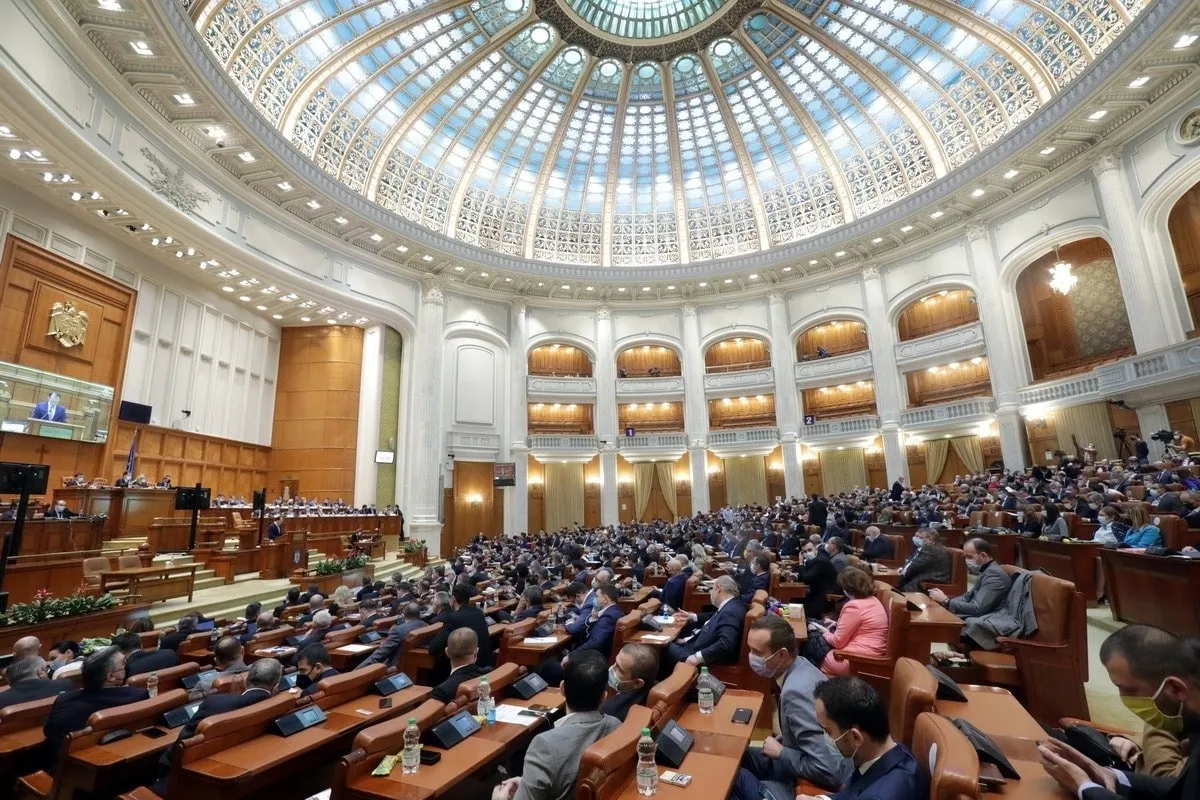 Ziua moțiunilor în Parlament: provocare pentru coaliție în cadrul moțiunii simple împotriva ministrului Mediului și dezbatere privind moțiunea de cenzură a opoziției