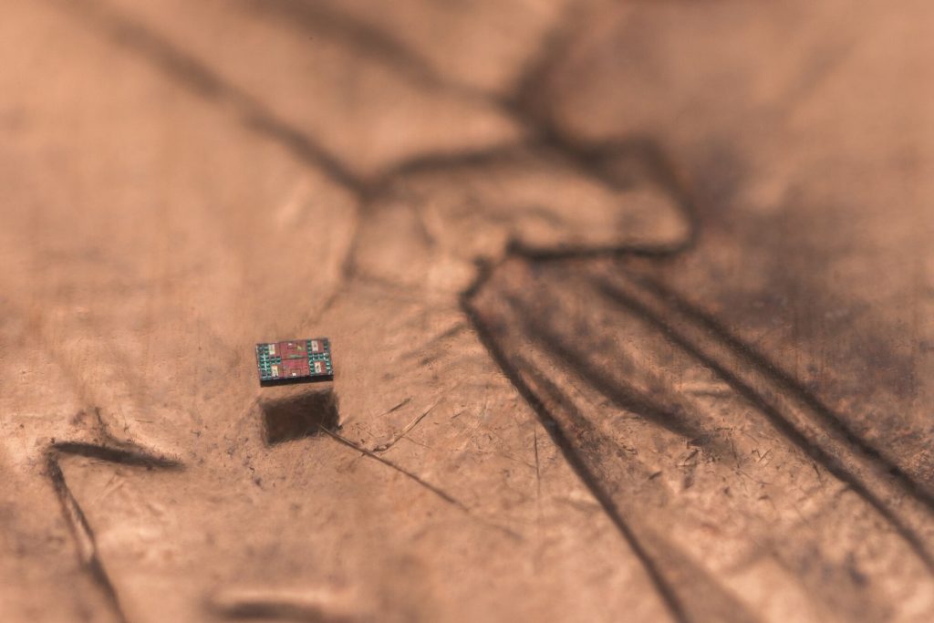 Un mic robot, de mărimea unui bob de sare, marchează o premieră în domeniul nanotehnologiei: este primul dispozitiv programabil, autonom, cu un „creier” integrat și senzori, capabil să funcționeze în lichide și să-și adapteze comportamentul în timp real
