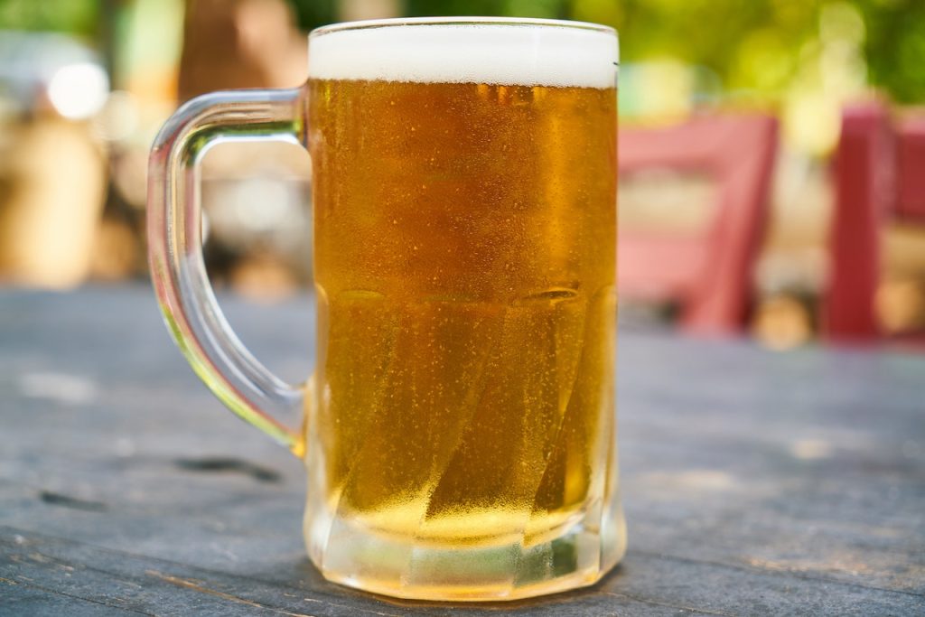 Popularitatea berii în sezonul sezonului rece: 78% dintre români consumă această băutură în timpul sărbătorilor de iarnă, arată un studiu specializat