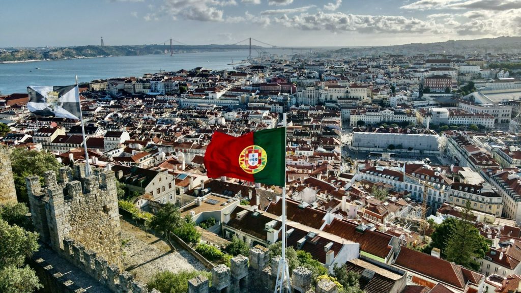 [ad_1] Curtea Constituțională din Portugaliei a decis luni că anumite articole ale unei legi care îngreunează accesul la cetățenie nu respectă prevederile constituției țării, potrivit agenției de știri AFP, citată de site-ul Agerpres