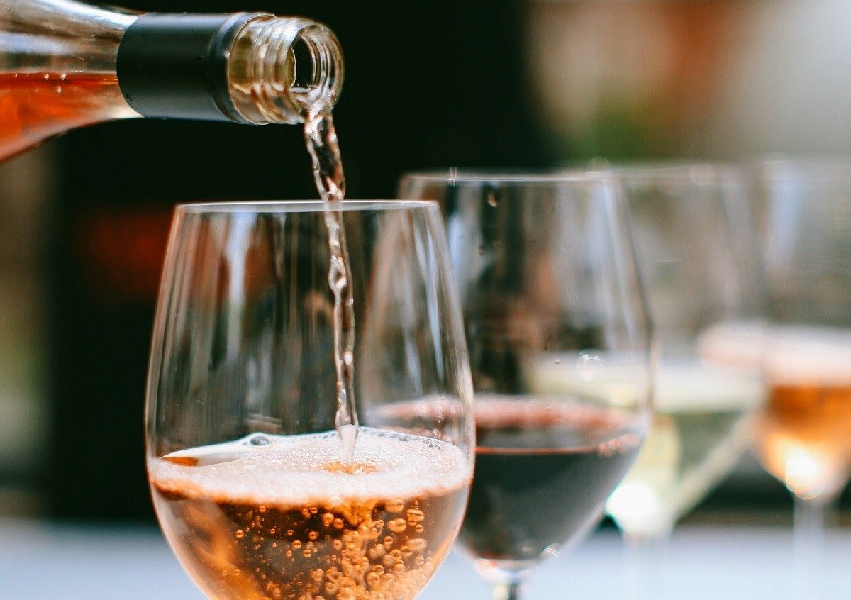 Consumul de alcool în perioada sărbătorilor: sfaturi pentru a evita abuzul, precum mâncatul înainte de a bea și hidratarea cu apă dintre pahare, și explicații ale unui medic despre riscurile alcoolului