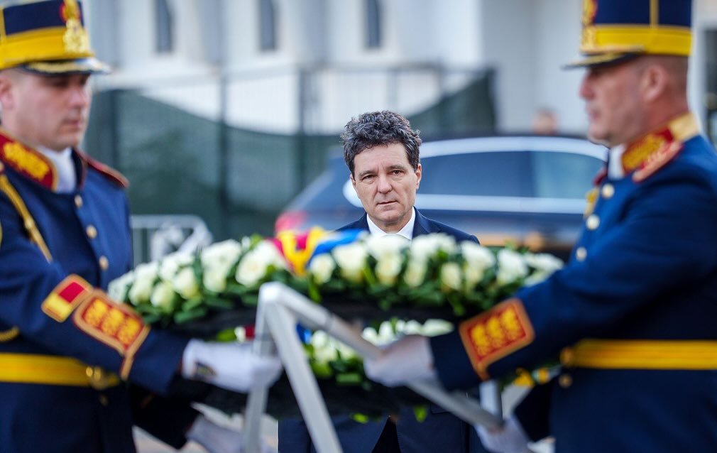 [ad_1] Președintele României, Nicușor Dan, a participat duminică la un moment de omagiere prin depunerea unei coroane de flori la Monumentul victimelor Revoluției din 1989, situat în Piața Universității