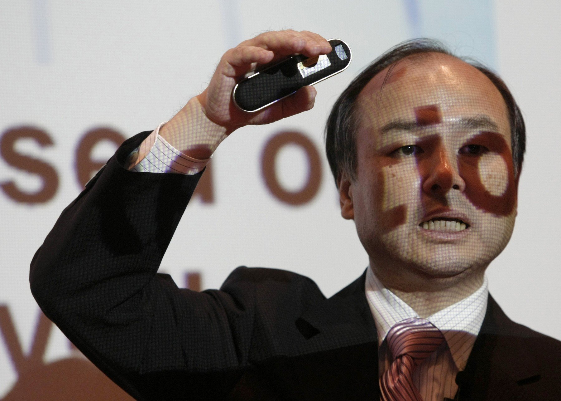 SoftBank renunță la Nvidia pentru a-și concentra investițiile în OpenAI: o decizie care a șocat Wall Street Într-un moment de cotitură pentru piețele financiare și domeniul tehnologic, conglomeratul japonez SoftBank a anunțat oficial că și-a vândut întreaga participație în Nvidia, o decizie ce a generat valuri de șoc pe Wall Street și în rândul experților în tehnologie