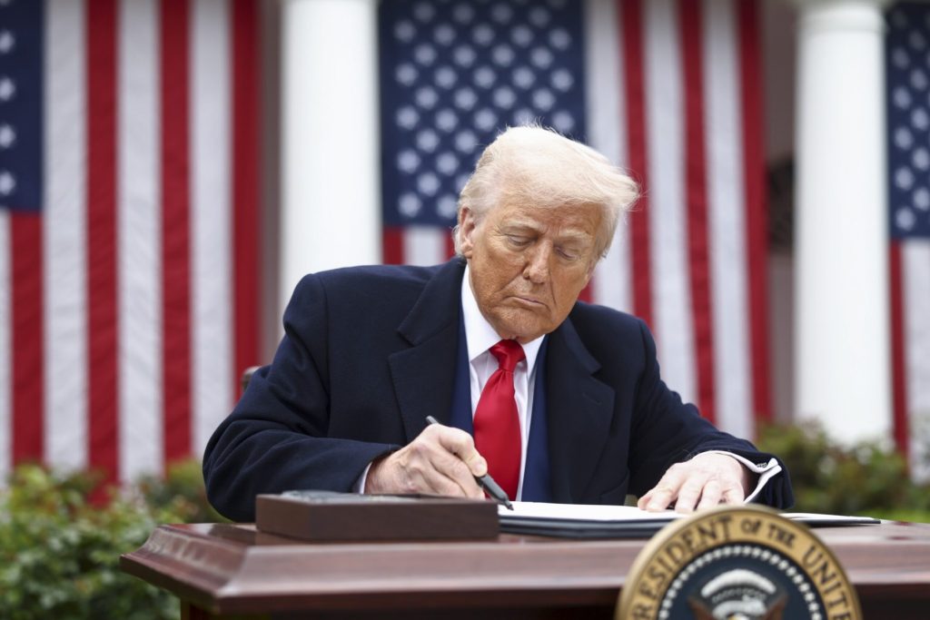 [ad_1] Președintele Statelor Unite, Donald Trump, a numit un general de marină și forțe speciale în funcția de comandant al forțelor armate pentru America Latină, înlocuindu-l pe un amiral