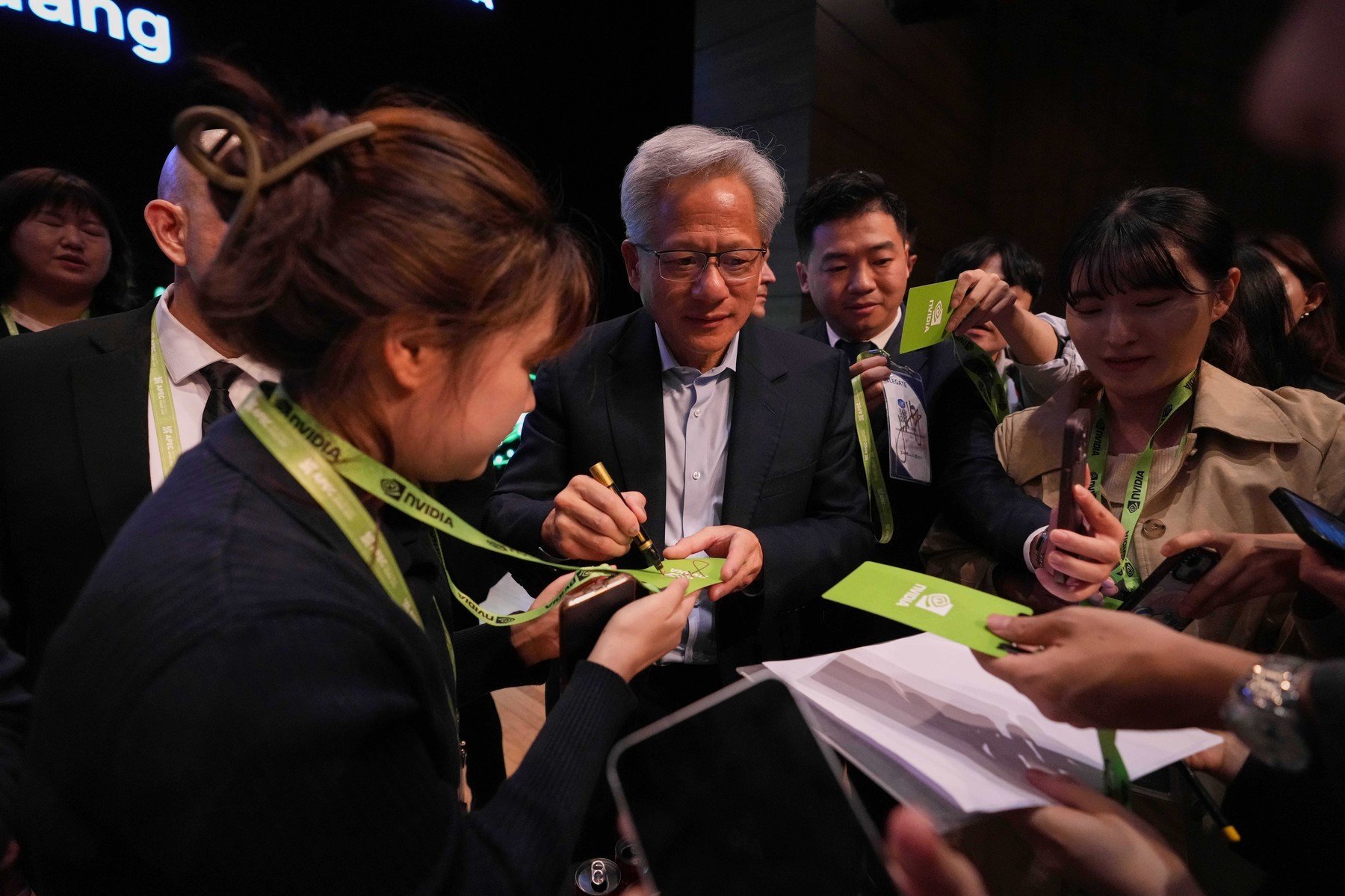 China și SUA, duel în cursa tehnologică pentru dominația inteligenței artificiale În timp ce Statele Unite păstrează un avantaj clar în dezvoltarea cipurilor specializate pentru inteligența artificială, China demonstrează o rapiditate incredibilă în infrastructură, amplificând competiția globală pentru hegemonia în această tehnologie