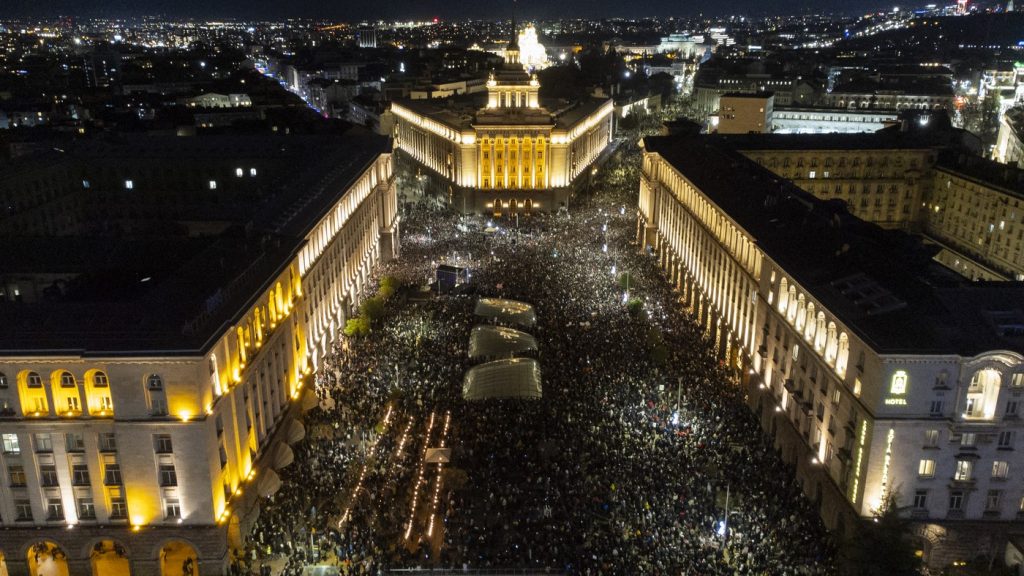 Mii de bulgari protestează împotriva corupției și pentru alegeri corecte, manifestații desfășurate joi seara în Sofia și alte localități din țară