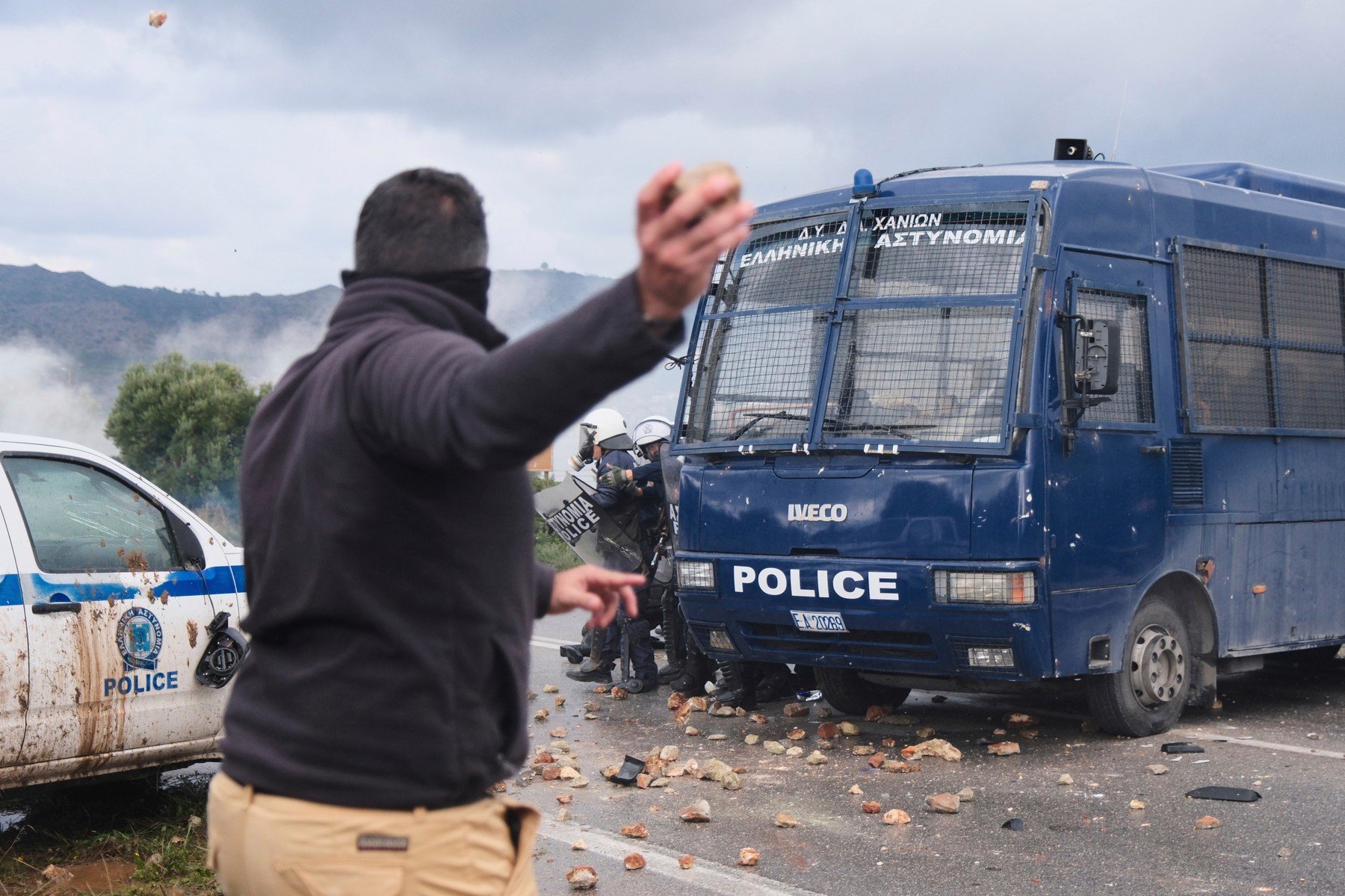 Confruntări între fermieri revoltați și forțele de ordine în Creta, ca urmare a protestelor agricole la nivel național privind întârzierile în plata subvențiilor