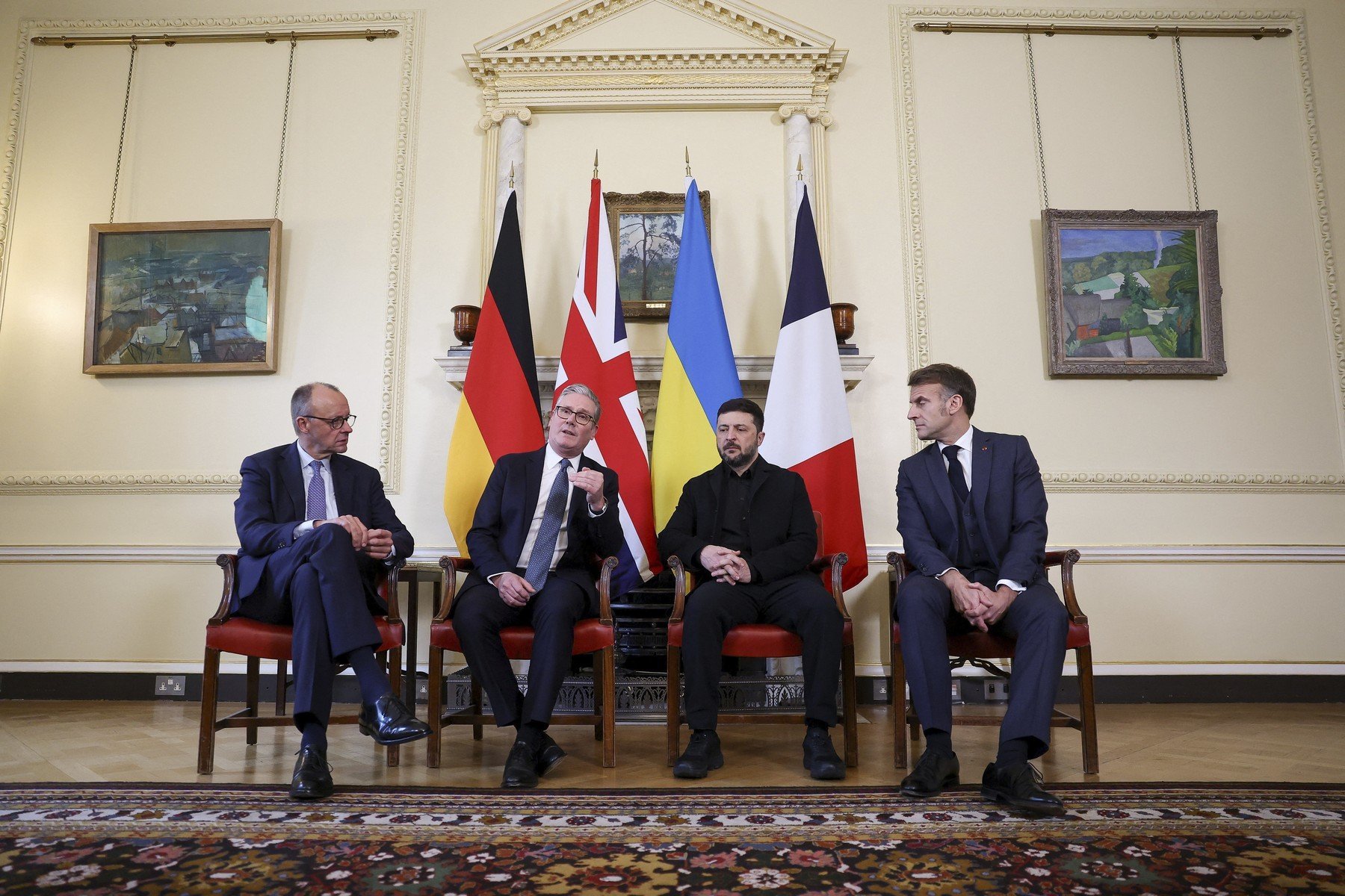 [ad_1] Președintele Ucrainei, Volodimir Zelenski, împreună cu prim-ministrul Marii Britanii, Keir Starmer, președintele Franței, Emmanuel Macron, și cancelarul Germaniei, Friedrich Merz, s-au adunat la reședința premierului britanic de la numărul 10 din Downing Street, în Londra, conform unei surse media