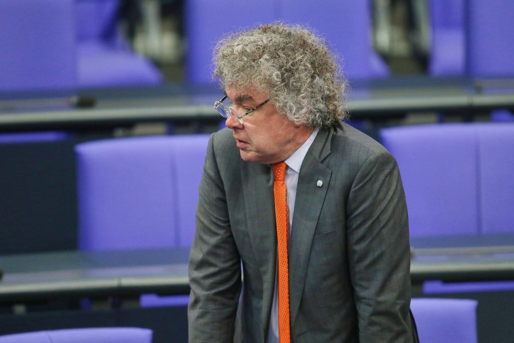 [ad_1] Parchetul din Berlin l-a acuzat pe parlamentarul de extremă dreaptă Matthias Moosdorf după ce acesta a executat salutul nazist în Parlamentul german, punându-și mâna la căpătâi și făcând un gest specific regimului nazist, potrivit informațiilor furnizate de o agenție de știri citată de o publicație de știri