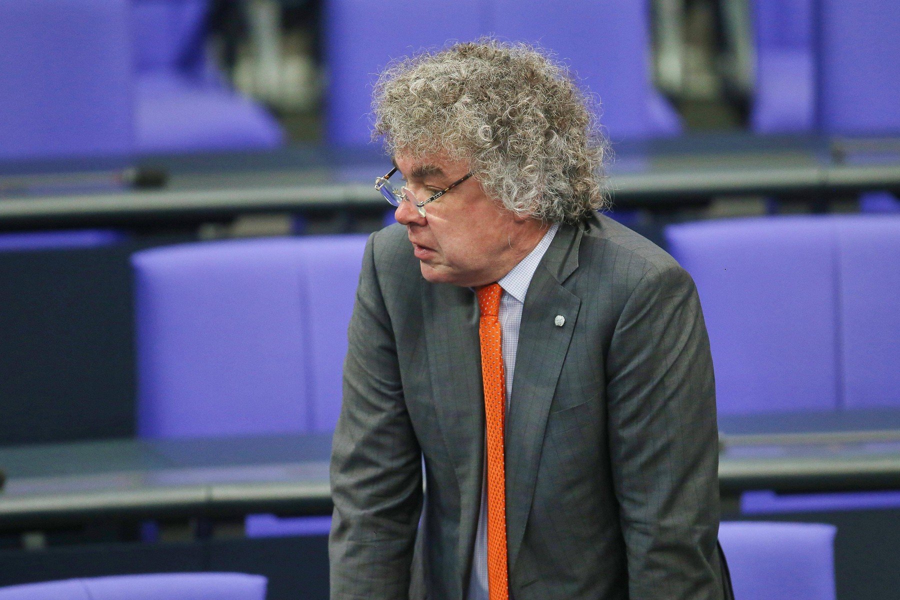 [ad_1] Parchetul din Berlin l-a acuzat pe parlamentarul de extremă dreaptă Matthias Moosdorf după ce acesta a executat salutul nazist în Parlamentul german, punându-și mâna la căpătâi și făcând un gest specific regimului nazist, potrivit informațiilor furnizate de o agenție de știri citată de o publicație de știri