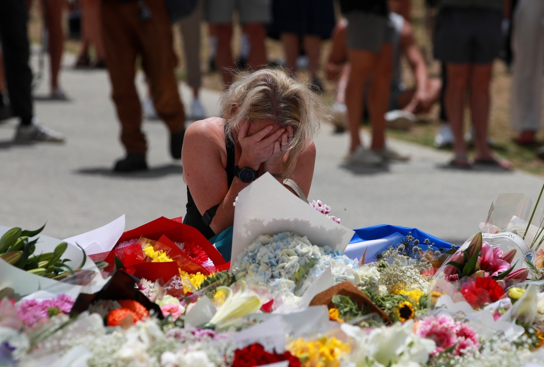 [ad_1] Autorii presupuși ai atacului antisemit de pe plaja Bondi din Australia sunt un tată și fiul său, susține poliția australiană