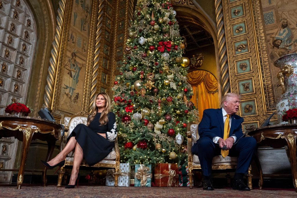 Donald Trump exprimă urări de Crăciun pentru toți, inclusiv pentru susținătorii stângii radicale, și critică politicile recente despre frontiere, sporturi feminine și transgender