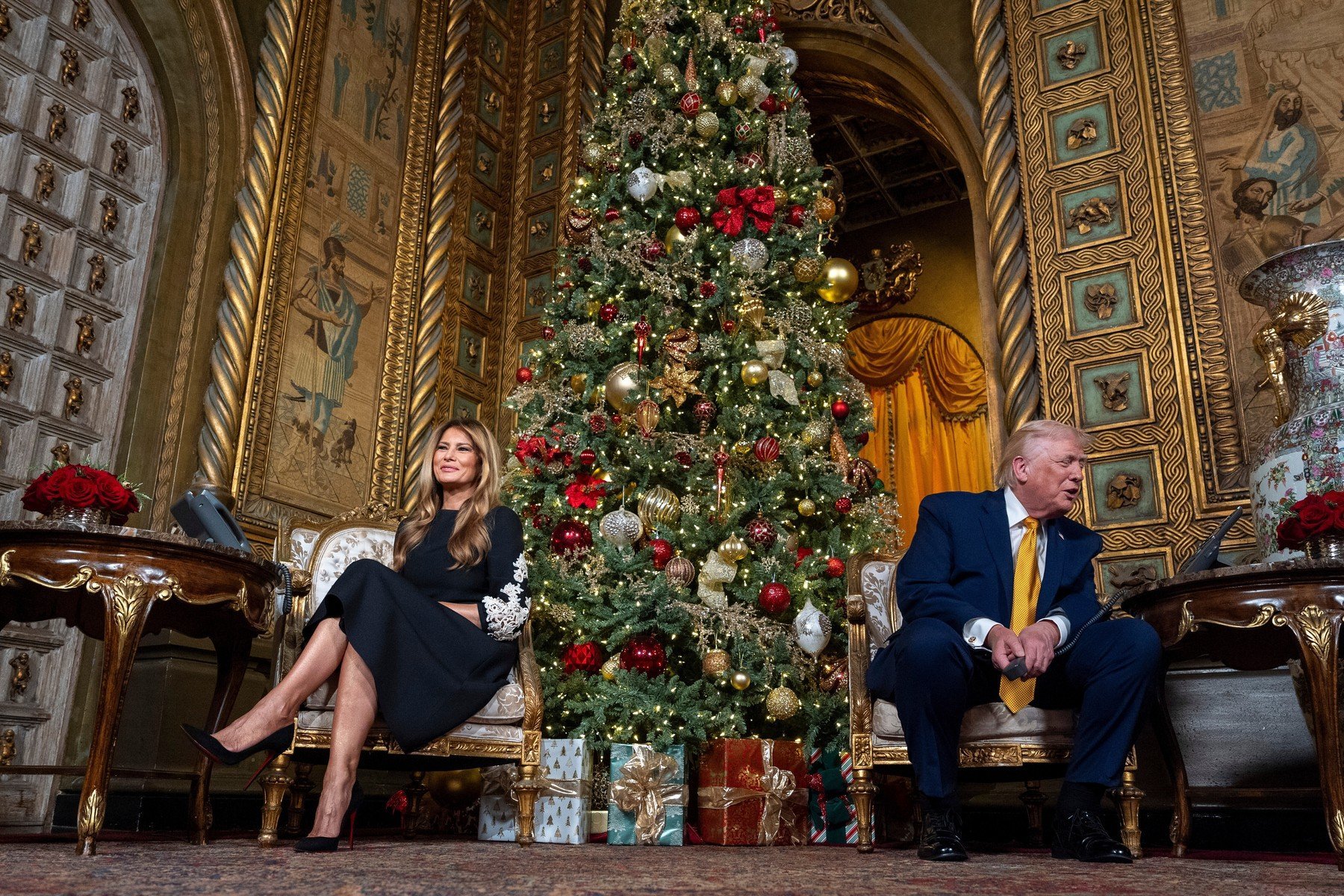 Donald Trump exprimă urări de Crăciun pentru toți, inclusiv pentru susținătorii stângii radicale, și critică politicile recente despre frontiere, sporturi feminine și transgender