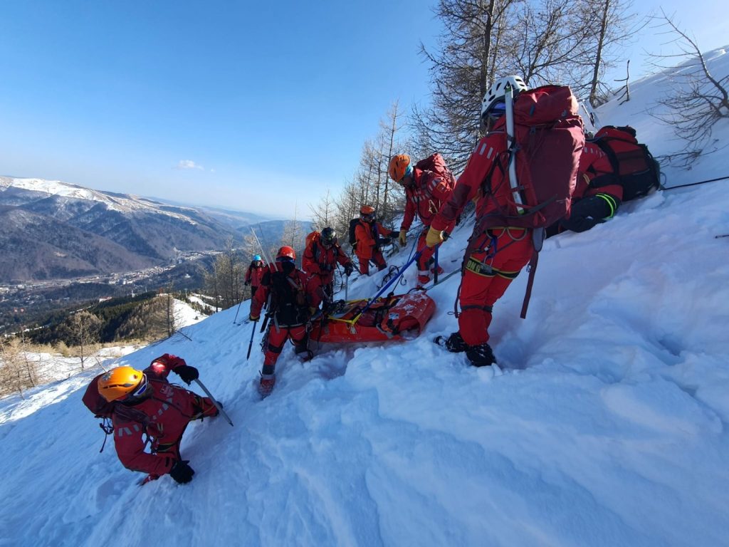Apelează Salvamont în plină iarnă: 23 de solicitări de intervenție în ultimele 24 de ore Iarna nu bate la ușă, ci deja s-a instalat ferm în țară, aducând cu sine zăpada abundentă și temperaturi scăzute