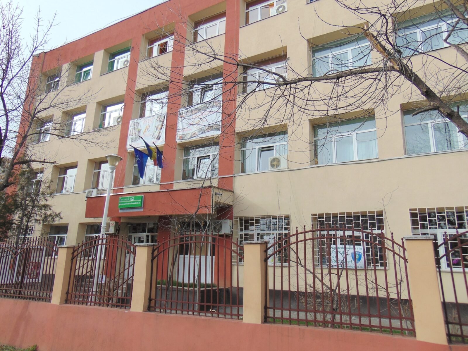 Primăria Sectorului 1 a alocat peste 51.000 de euro pentru realizarea documentațiilor tehnice necesare extinderii Școlii Gimnaziale Herăstrău, într-un context în care solicitarea pentru spații de învățământ este tot mai crescută în zona Capitalei