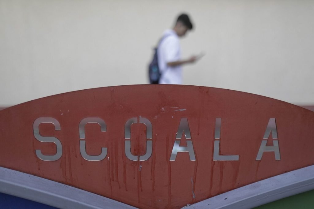Un proiect de amploare pentru integrarea elevilor romi din Arad: investiție de 3 milioane de lei pentru o șansă egală în educație și socializare Peste 200 de elevi romi din trei licee din județul Arad vor beneficia în următorul an școlar de un program amplu de sprijin, menit să reducă disparitățile sociale și să le ofere o șansă reală de integrare educațională și socială