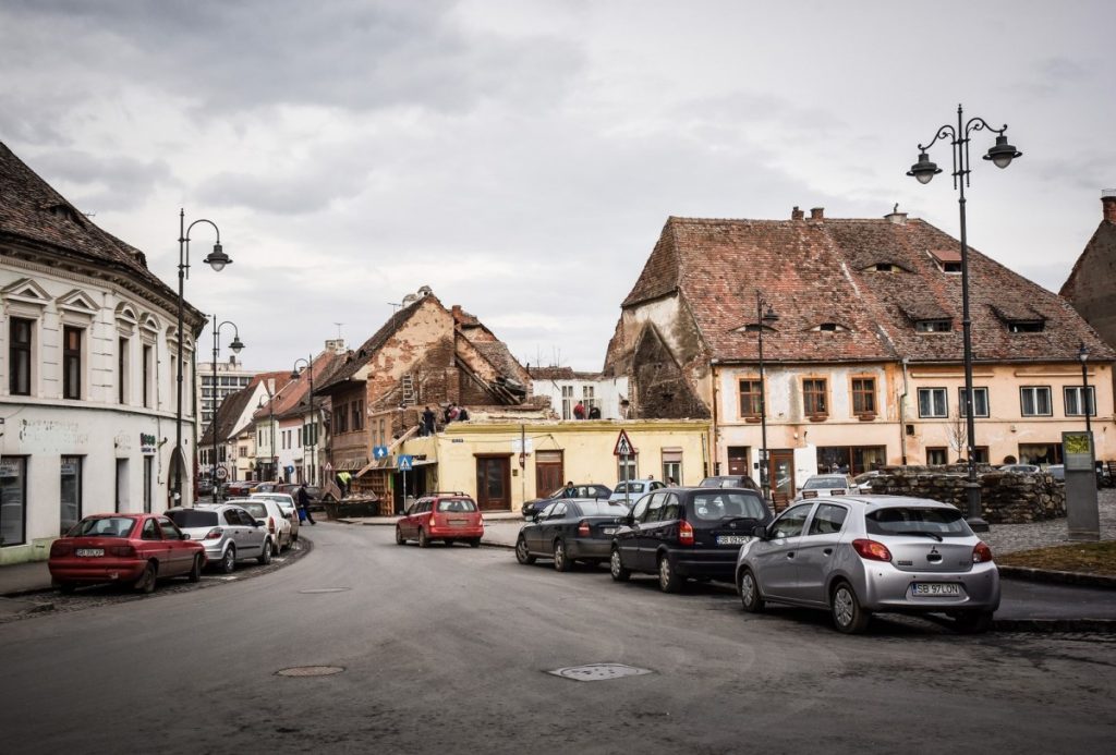 Părinții din Sibiu investesc anual 1,5 milioane de euro pentru a-și duce zilnic copiii la școală cu mașina personală / „Cum și când vom putea elimina aglomerația?”