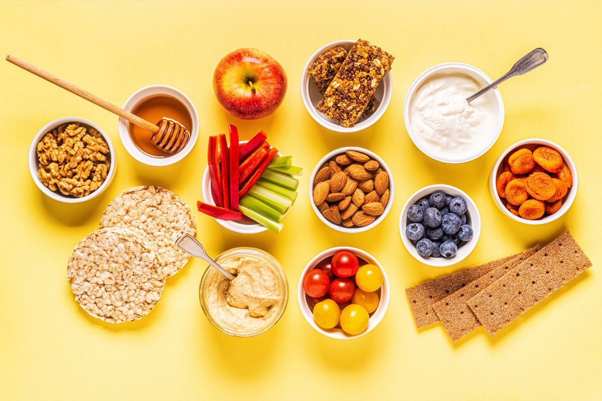 Ce gustări recomandate pentru un aport sănătos de energie înainte de sport sau la birou / Snack-uri de răsfăț pentru o dietă echilibrată, cu atenție la porție și respectând limita de 300 kcal