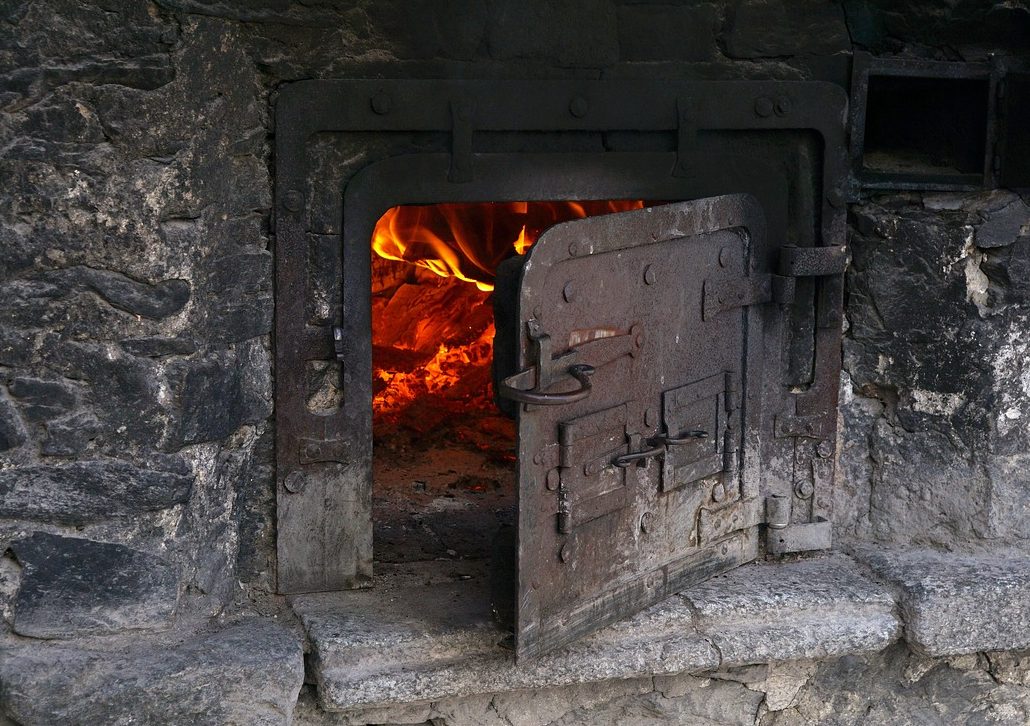 Un salvator din Brăila a suferit răni în timpul unui incendiu declanșat în propria casă în timp ce folorea o substanță inflamabilă pentru a aprinde focul