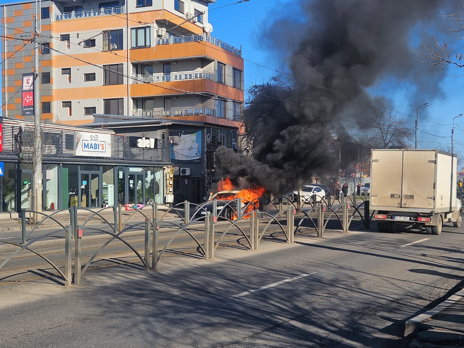 Traficul din Capitală s-a blocat complet luni după-amiază în zonă, pe Șoseaua Colentina, după ce un autoturism a luat foc în plină circulație