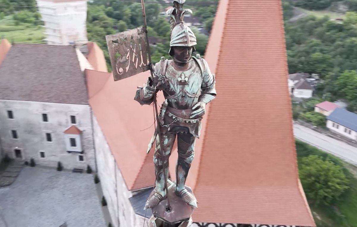 Descoperire neașteptată la Castelul Corvinilor: scrisori ascunse sub statuia lui Ioan de Hunedoara, redactate în maghiară și germană