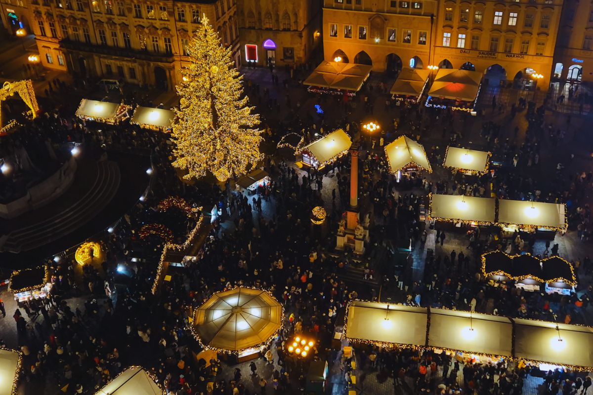 VIDEO | Târgul de Crăciun din Praga: O experiență de neratat, chiar și cu cozile constante — șunca rotisată de Praga alături de garnitura tradițională de cartofi cu varză murată
