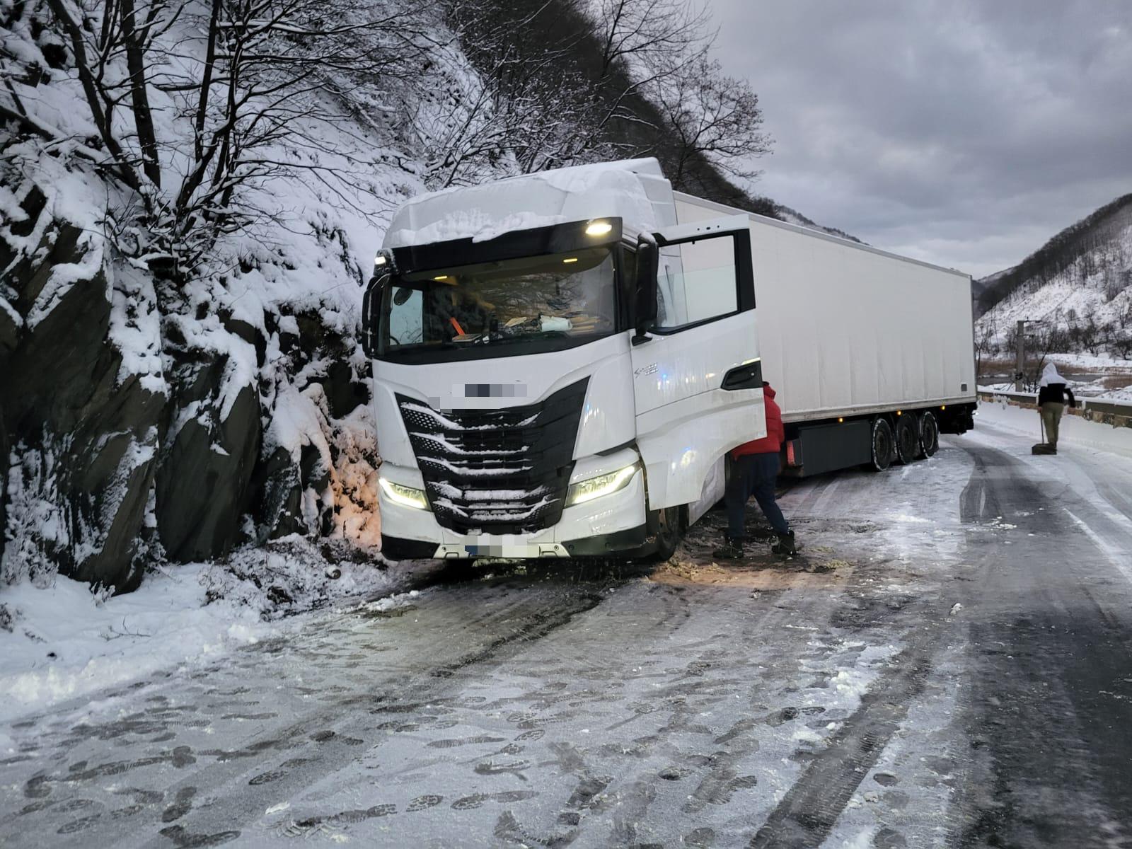 Circulația pe DN 7, principalul drum de legătură între Muntenia și Ardeal, s-a transformat într-un veritabil haos marți seara, din cauza ninsorilor abundente și a blocajelor provocate de autocamioane rămasine pe carosabil