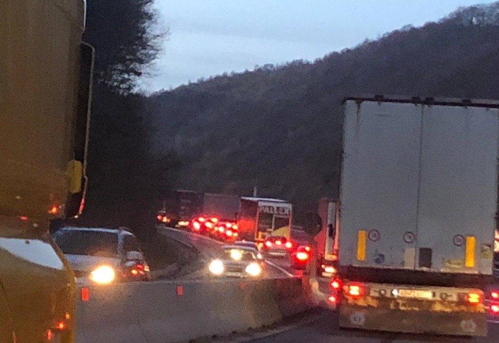 [ad_1] Traficul rutier este complet blocat marți după-amiază pe Valea Oltului, în zona Călimănești, după ce o cisternă încărcată cu substanțe inflamabile s-a răsturnat