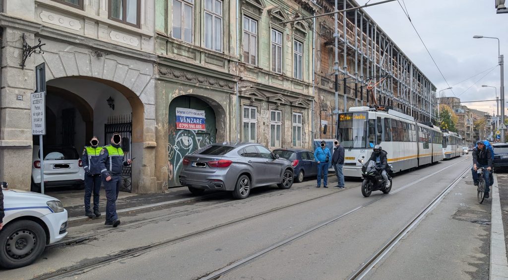 Mașinile parcate ilegal pe linia de tramvai au determinat întârzieri totale de 829 de minute în acest an. Care sunt străzile cele mai afectate | Club Feroviar