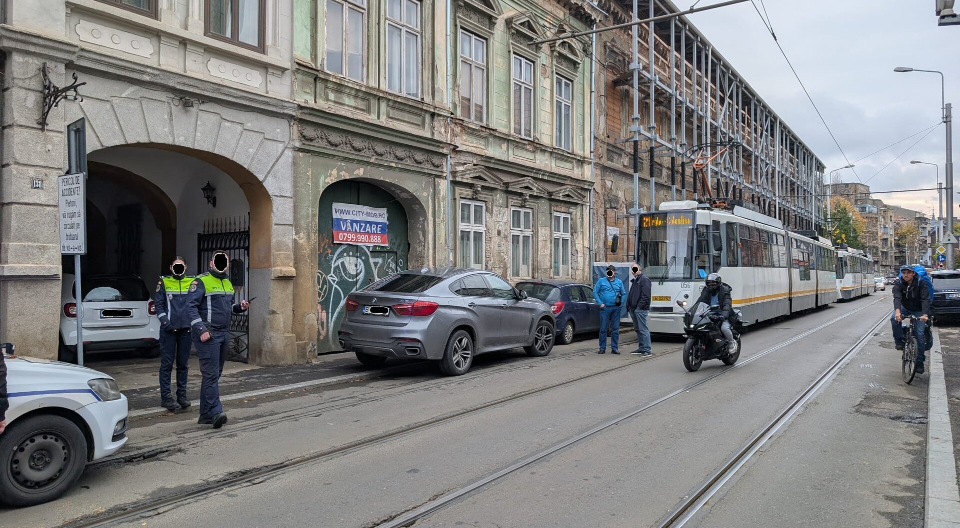 Mașinile parcate ilegal pe linia de tramvai au determinat întârzieri totale de 829 de minute în acest an. Care sunt străzile cele mai afectate | Club Feroviar