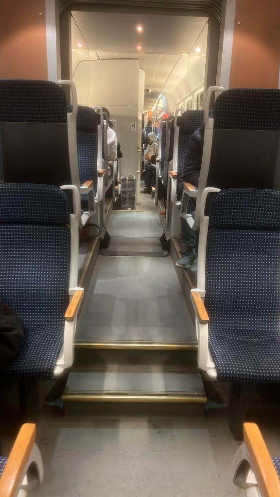 Pasagerii unui tren către Aeroportul Otopeni, blocați în câmp de peste 90 de minute, reclamă pierderea zborurilor din cauza întârzierii