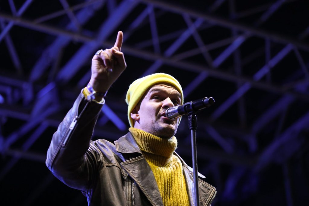 Peste 300 de artiști, autori și profesioniști din industria muzicală românească, printre care nume cunoscute precum Tudor Chirilă, Irina Rimes, Adrian Despot și Loredana Groza, au semnat o scrisoare de protest împotriva unui proiect de Ordonanță de Urgență (OUG) care ar modifica Legea dreptului de autor