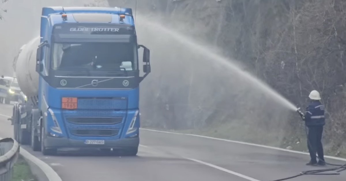 [ad_1] Traficul pe drumul național 7, cunoscut și ca Valea Oltului, a fost reluat miercuri dimineață, după ora 1:30, în condiții obișnuite, după ce autoritățile au intervenit într-un incident în zona localității Călimănești, din județul Vâlcea
