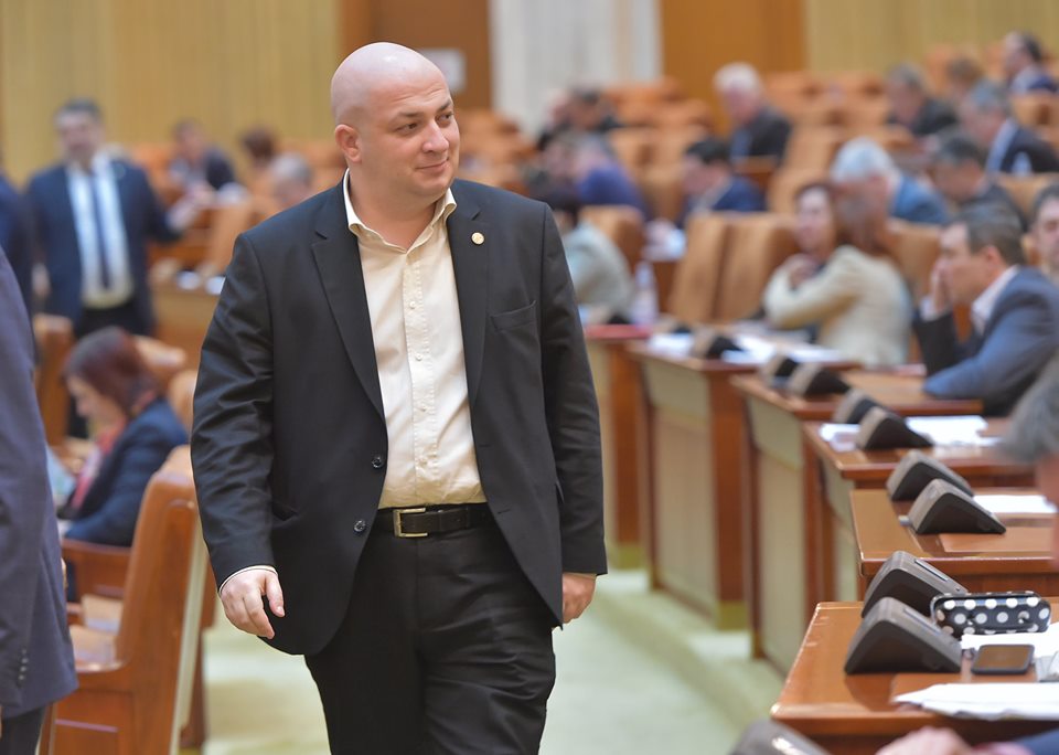 Conflicte în Camera Deputaților: Silviu Vexler, inițiatorul legii anti-extremism, a smuls o fotografie cu portretele lui Eminescu, Goga și Eliade, figuri considerate controversate pentru opiniile lor xenofobe și antisemitice