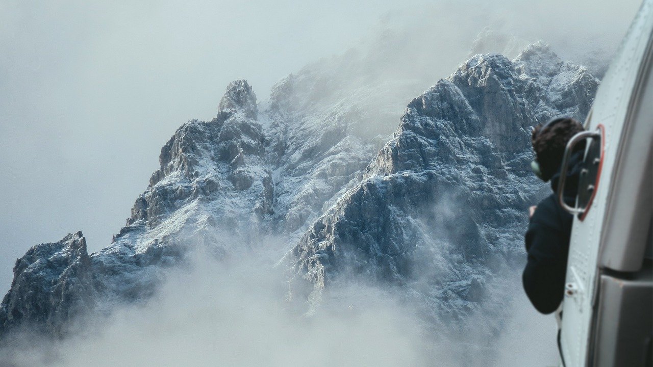 Cinci persoane decedate, printre care doi turiști cehi, după prăbușirea unui elicopter pe vârful Kilimanjaro, cel mai înalt punct al Africii și populară atracție turistică din Tanzania