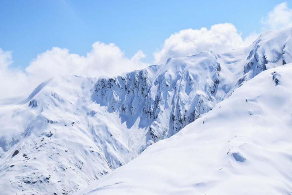 Meteorologii avertizează asupra unui risc moderat de avalanșe în Carpații Meridionali, la altitudini de peste 1.800 de metri, între 25 și 27 decembrie